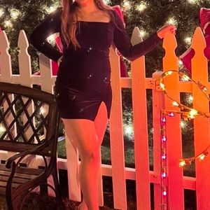 Long sleeves lbd (velvet). Fits like an S but is actually an M.